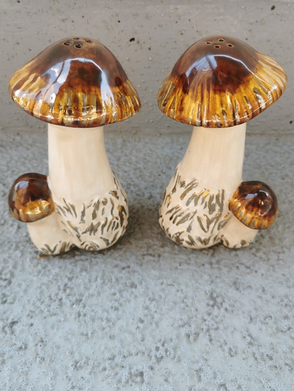 Vintage 1983 Studio Pottery Mushroom Salt & Pepper Shakers Hand Painted - Picture 4 of 13